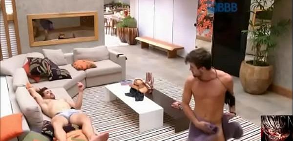  Big Brother Brasil - BBB - Rafael fica pelado e mostra o Pau, Pinto, Pênis
